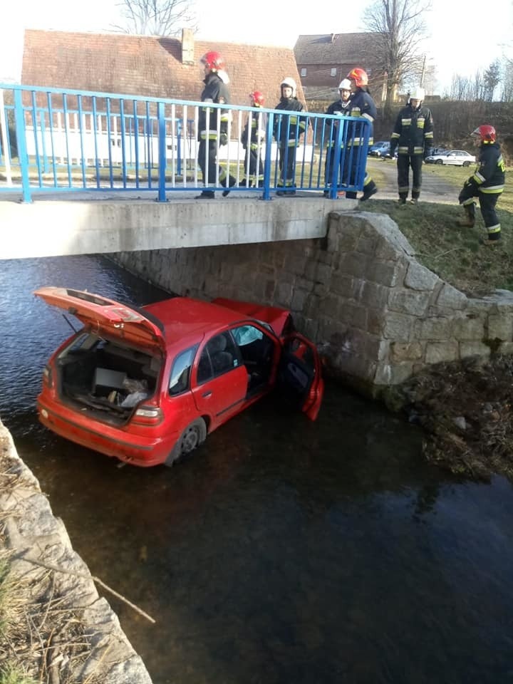 Samochód w rzece pod mostem. Jak się tam znalazł? [ZDJĘCIA]