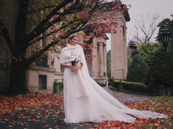 Oto najpiękniejsze suknie ślubne na jesień/zimę 2021. To jest teraz w modzie! [zdjęcia]