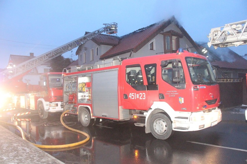 Pożar domu w Gliwicach. 12 zastępów straży gasiło pożar