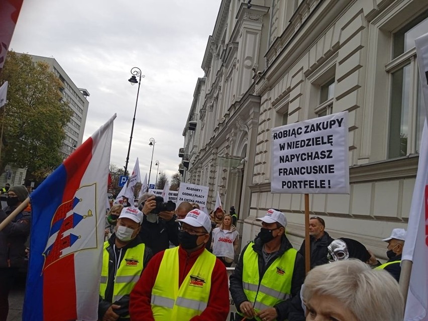 Pracownicy handlu z Kujaw i Pomorza na proteście w Warszawie: "Jeden etat, a praca na trzy" [wideo i zdjęcia]