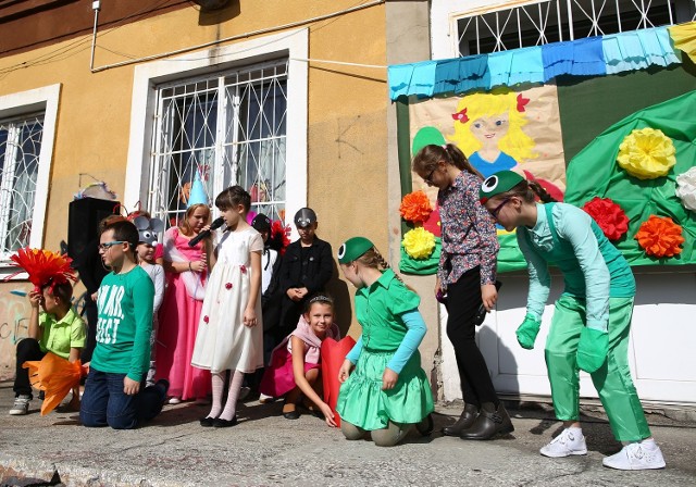 Podczas festynu uczniowie z podstawówki numer 13 w Radomiu  zaprezentowali spektakl pod tytułem „Calineczka”.