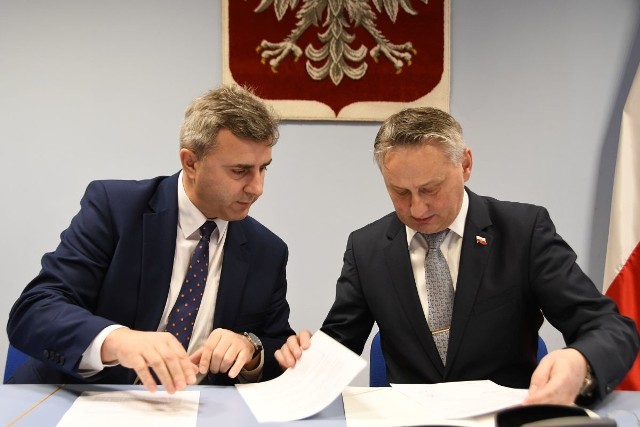 Umowę z wojewodą Zbigniewem Koniuszem podpisuje Dariusz Meresiński, burmistrz miasta i gminy Daleszyce.