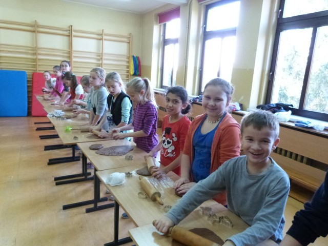 Uczniowie podstawówki w Dańcu samodzielnie przygotowywali i ozdabiali pierniki.
