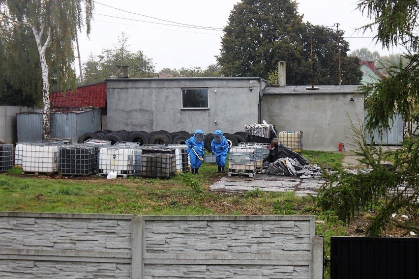 Strażacy z sekcji zabezpieczenia chemicznego pobrali próbki...