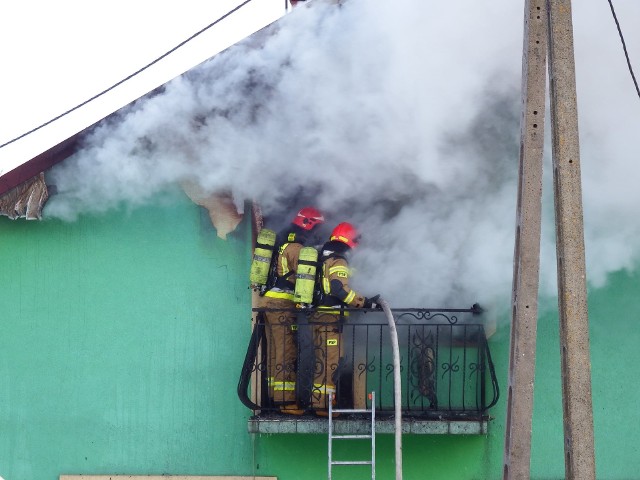 Pożar poddasza domu w miejscowości Gągolin, w gminie Łoni&oacute;w. W akcji uczestniczyło kilka jednostek z terenu powiatu sandomierskiego i tarnobrzeskiego