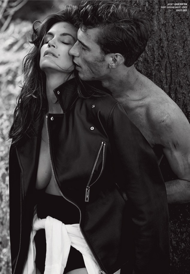 47-letnia Cindy Crawford topless w nowej sesji [GALERIA]