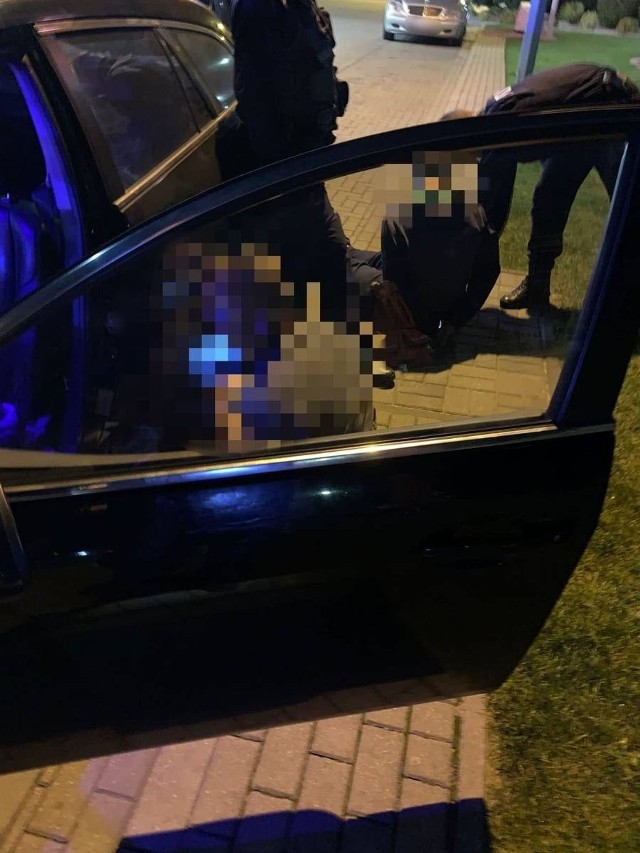 Kierowca samochodu był zaskoczony, że pasażer, którego podwoził z Warszawy do Mikołajek ma przy sobie narkotyki. 39-letni mieszkaniec woj. warmińsko-mazurskiego został zatrzymany i trafił do policyjnego aresztu