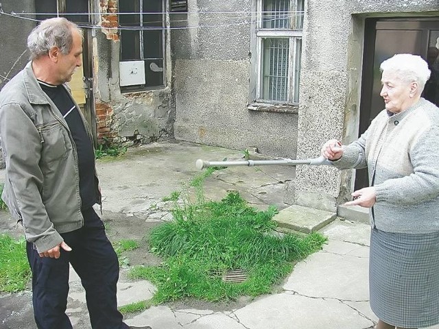Leszek Gałecki i Leokadia Ziomek pokazują swoje podwórze z mnóstwem studzienek, których nie mogą zlikwidować.