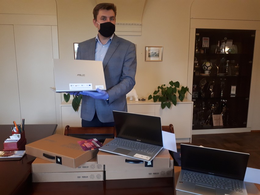 Marcin Marzec prezentuje jeden z 30 laptopów, jaki trafi do...