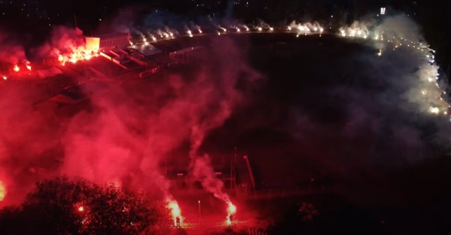 W godzinach wieczornych kibice koszalińskiego klubu zorganizowali na trybunach stadionu przy ulicy Fałata wyjątkowy pokaz.