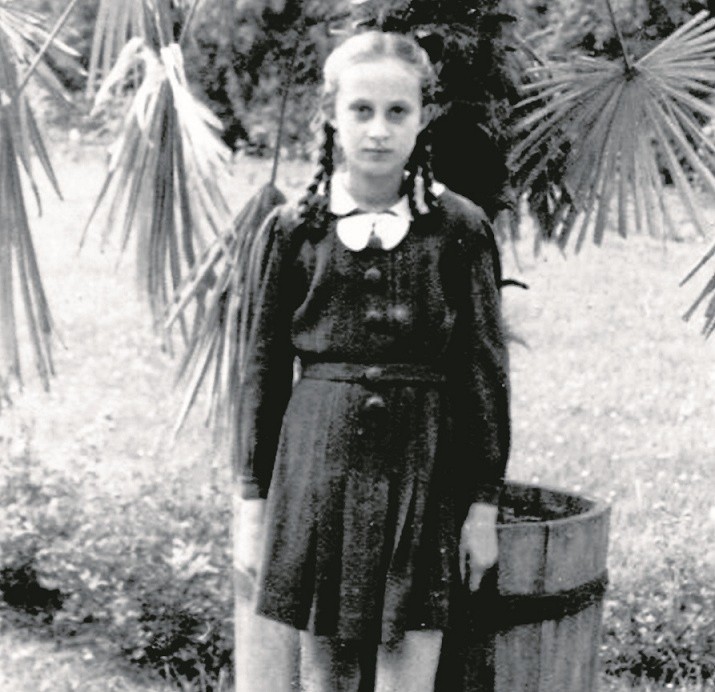 Mała Ania w parku oliwskim. Rok 1946