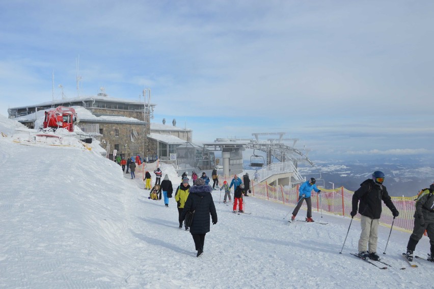 Tatry. Kasprowy Wierch oblężony przez narciarzy i turystów [ZDJĘCIA]