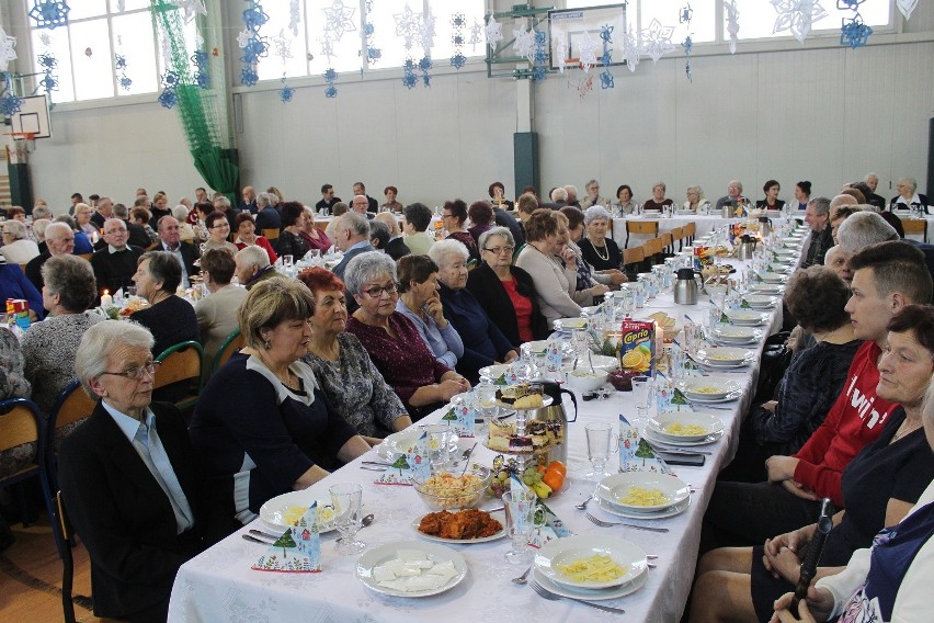 Przy wspólnym, wigilijnym stole zasiadło ponad 300 mieszkańców gminy Bobrowniki