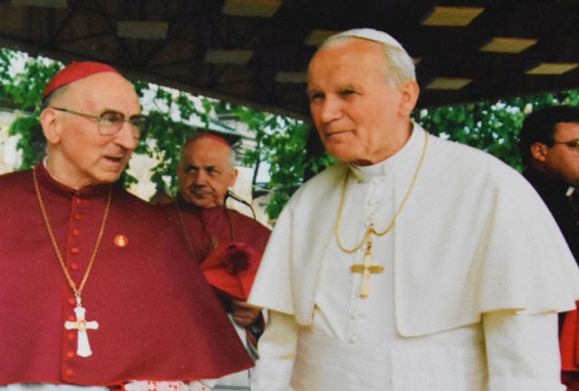 Z racji setnej rocznicy urodzin Karola Wojtyły, która przypadła 18 maja, wspominaliśmy życie i pontyfikat świętego Jana Pawła II. Przypomnieliśmy wizytę naszego papieża w Kielcach i Masłowie w dniu 3 czerwca 1991 roku. Mamy dla Was unikatowe zdjęcia udostępnione przez Archiwum Diecezjalne w Kielcach. Papież Jan Paweł II był w Kielcach tylko raz - 3 czerwca 1991 roku podczas IV pielgrzymki do Polski, w której swoje homilię oparł na Dekalogu. Śmigłowiec z papieżem wylądował na stadionie lekkoatletycznym na Pakoszu. Jana Pawła II powitała delegacja z ówczesnym biskupem kieleckim Stanisławem Szymeckim i biskupami pomocniczymi Mieczysławem Jaworskim, Janem Gurdą, Piotrem Skuchą. Delegacji władz świeckich przewodniczył ówczesny wojewoda kielecki Józef Płoskonka.W Kielcach Jan Paweł II uczestniczył w ostatniej sesji plenarnej III Synodu Diecezjalnego i podpisał dokumenty synodalne. Z bazyliki katedralnej wyszedł na plac - dziś Plac Jana Pawła II, tam modlił się z wiernymi, siostrami zakonnymi i księżmi, a także poświęcił krzyż stojący przy ołtarzu polowym.Po krótkim odpoczynku w rezydencji biskupów udał się na mszę na lotnisku w Masłowie. W Eucharystii pod jego przewodnictwem uczestniczyło prawie pół miliona pielgrzymów z całego regionu. We wspomnieniach wszystkich uczestników tej niezwykłej uroczystości powraca burza, która wówczas rozpętała się nad Masłowem. - Wtedy ten krzyż o lekko zadartych w górę ramionach na tle ciemnych chmur, unoszących się nad lotniskiem, był dla mnie wołaniem człowieka do Boga. Pamiętam głos Papieża, który mówił o wolności, której trzeba dobrze używać i o rodzinie, której nie wolno niszczyć - wspomina ksiądz Marian Florczyk, biskup pomocniczy diecezji kieleckiej. - Nie zapomnę, jak mówił: "To jest moja matka, ta ziemia! To jest moja matka, ta ojczyzna! To są moi bracia i siostry!" (dor, IB)