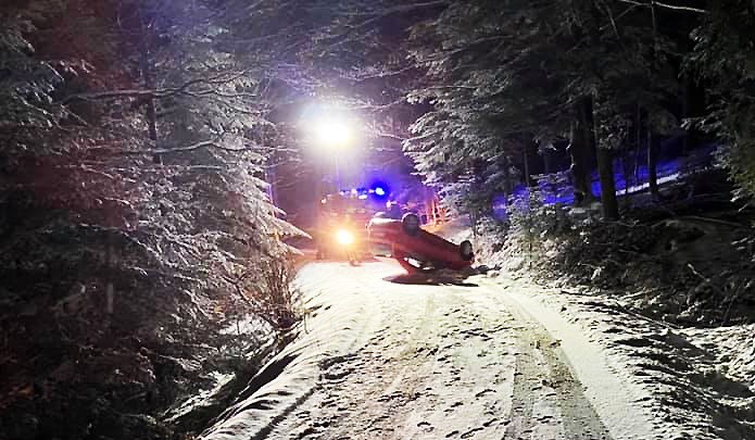 Laskowa. Samochód osobowy dachował na zaśnieżonej górskiej drodze
