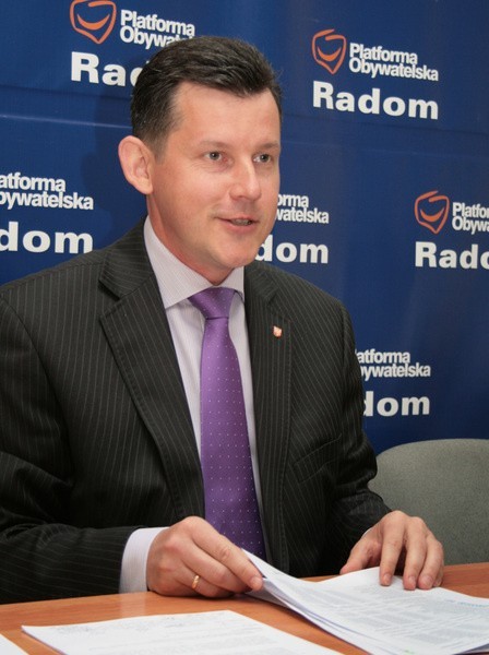 Piotr Szprendałowicz, członek zarządu województwa mazowieckiego podczas konferencji prasowej informował o licznych dotacjach, które w najbliższym czasie popłyną do Radomia. 
