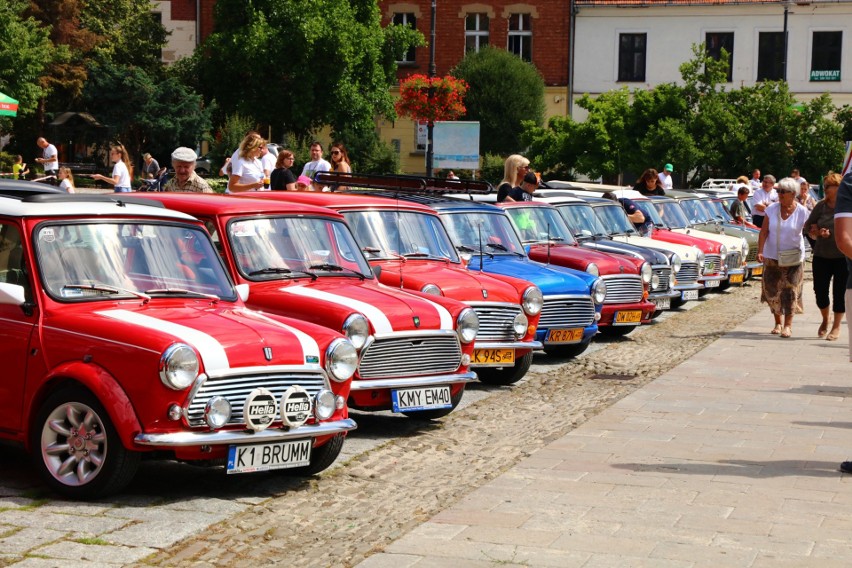 Myślenice. Kilkadziesiąt samochodów marki mini na rynku prezentowało swoje wdzięki 