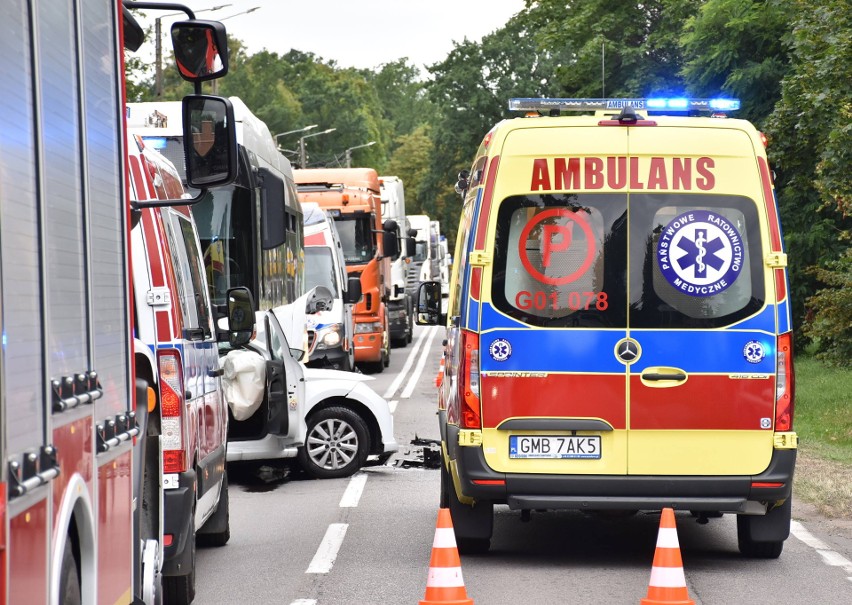 Wypadek w Malborku 8.06.2022. W miejski autobus wjechał czołowo samochód osobowy. Ucierpieli pasażerowie