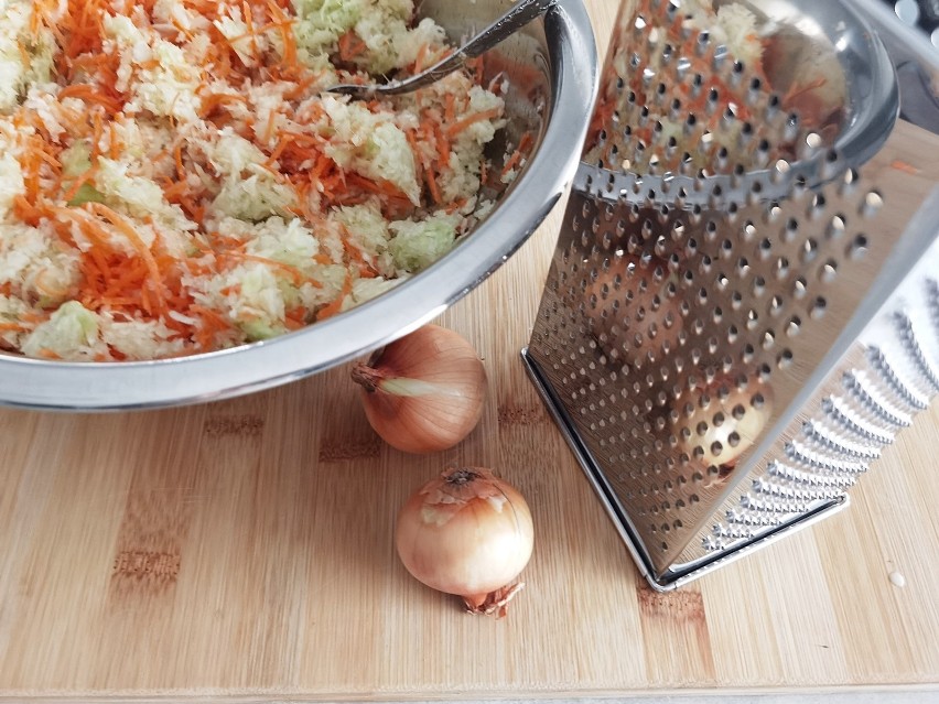 Obierz cebule i pokrój w drobną kostkę. Dodaj do sałatki.
