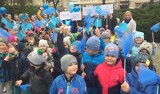 Uczniowie pińczowskiej "jedynki" uczcili 30. rocznicę uchwalenia Konwencji Praw Dziecka. Był przemarsz przez miasto (ZDJĘCIA)