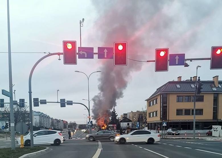 Białystok: Pożar opuszczonego mieszkania przy ul. Wiejskiej. Kłęby dymu i ognia pięły się w górę [ZDJĘCIA]