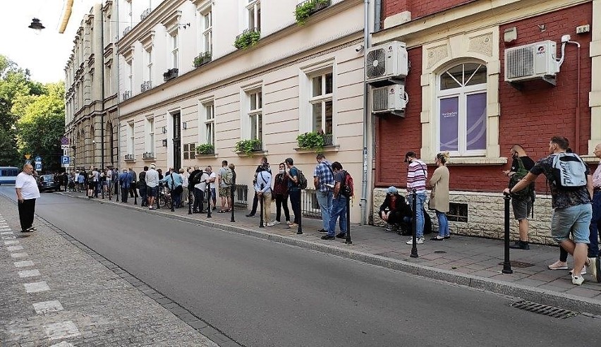 Mieszkańcy Małopolski tłumnie ruszyli do zakupu kolekcjonerskiego banknotu upamiętniającego rocznicę Bitwy Warszawskiej