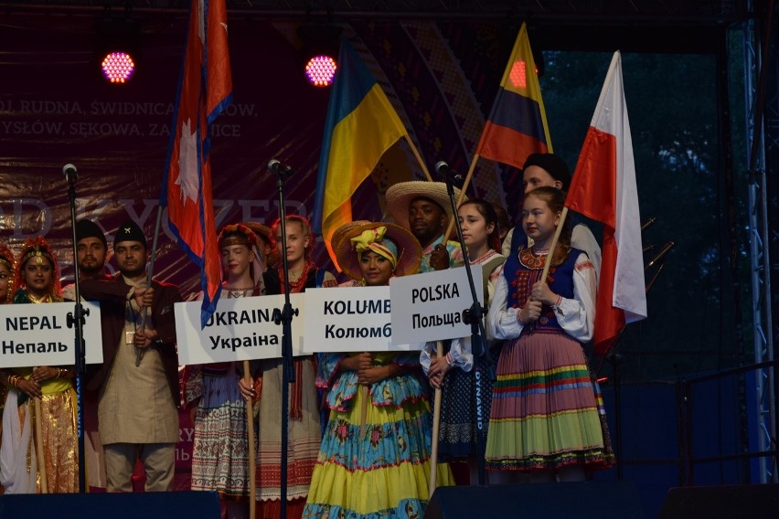 Sękowa. Koncert galowy Festiwalu Świat pod Kyczerą. Prezentacje trwały do późnej nocy. Publiczność gorąco oklaskiwała artystów