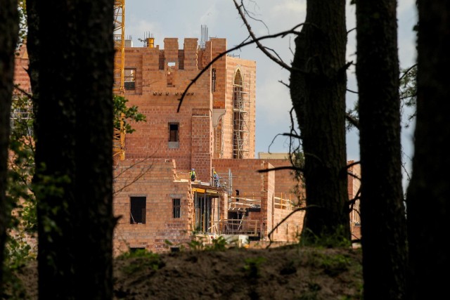 Budowa zamku w Puszczy Noteckiej budzi olbrzymie kontrowersje.