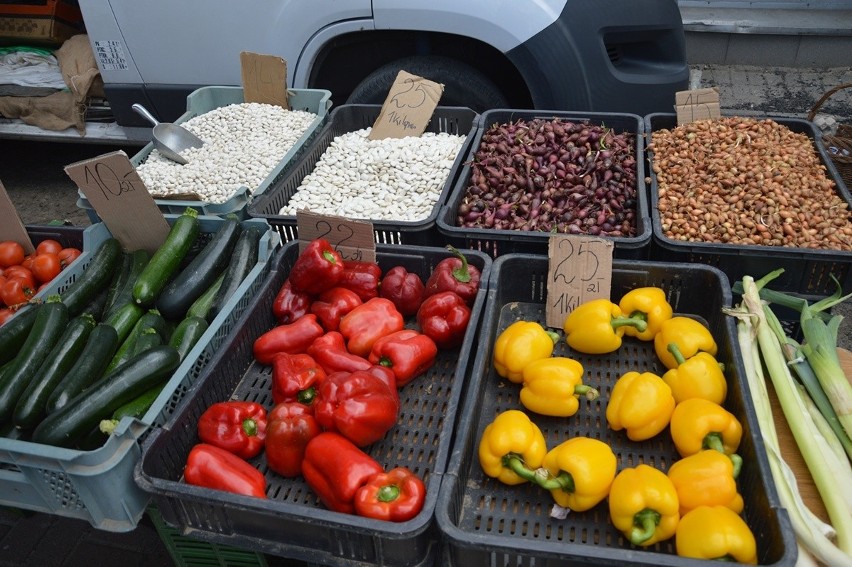 Ceny owoców i warzyw na stalowowolskim targu w piątek 28 kwietnia. Duży ruch przed majówką. Zobacz zdjęcia