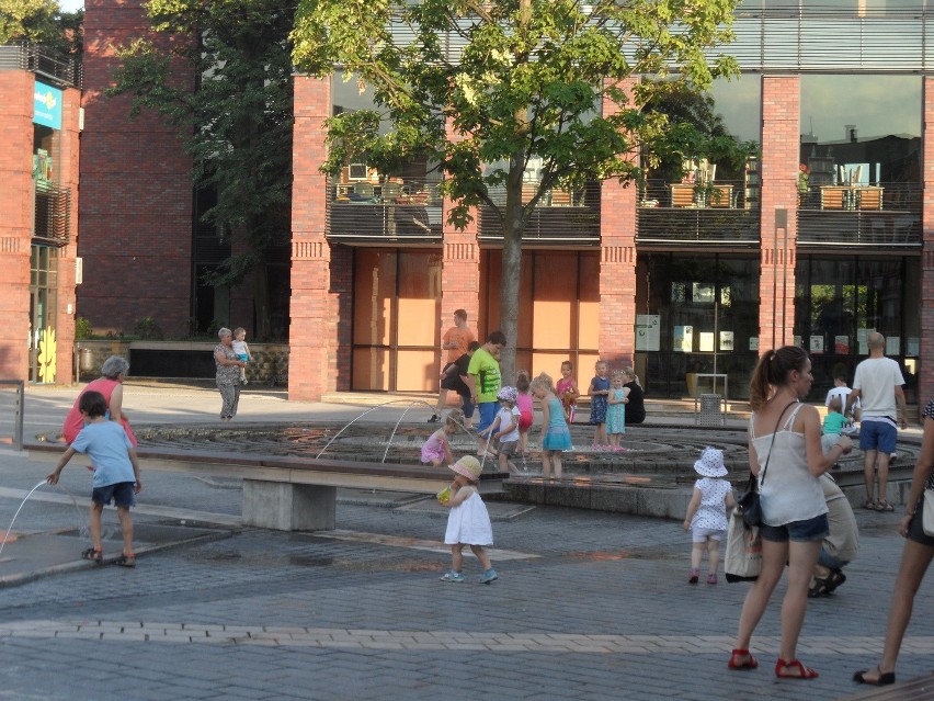 Jaworzno: Rodzice łamią zakaz. Dzieci nadal kąpią się w fontannach