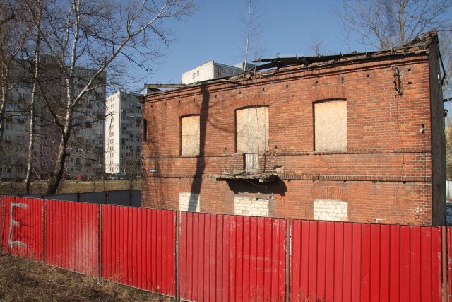 Zniszczony budynek przy ulicy Krakowskiej 34 niedawno ogrodzono i przygotowano do rozbiórki.