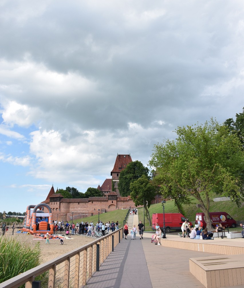 Malbork. Bulwar nad Nogatem oficjalnie i uroczyście oddany do użytku po przebudowie | ZDJĘCIA