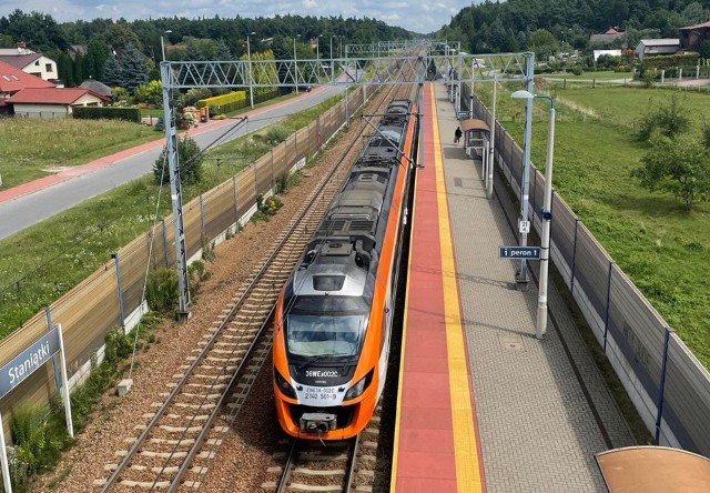 Rekomendowany do realizacji "korytarz" dla pociągu Niepołomice - Kraków wyznaczono w w rejonie ulic Moczydło/Kolejowa w Niepołomicach oraz „zalewowej” rzeki Drwinki, w bezpośrednim sąsiedztwie bloków i domów. Mieszkańcy tej części miasta zapowiadają, że nie dopuszczą do ulokowania tam linii kolejowej  (zdjęcie ilustracyjne)