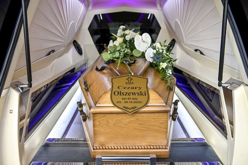 Pogrzeb Cezarego Olszewskiego. Rodzina i przyjaciele opłakują zmarłego 42-latka