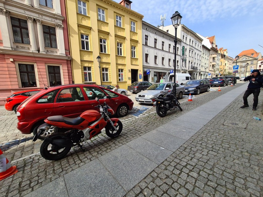 Motocykle na chodniku przy ul. Mostowej.
