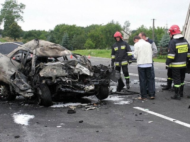 Po zderzeniu z tirem mercedes stanął w płomieniach.