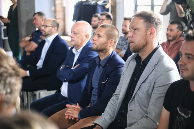 Rafał Grodzicki (od lewej strony trenera Dawida Szulczka) nie będzie już dłużej pracować w Warcie Poznań