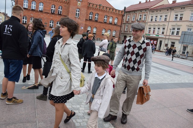 Dociekliwi Detektywi jako pierwsi rozwiązali zagadkę kryminalną podczas gry miejskiej w Szczecinku. Szczecinek znowu stał się planszą do gry. W różnych częściach miasta na uczestników gry miejskiej zorganizowanej przez 13. Czarny Szczep ZHP im. Zawiszy Czarnego czekali przebrani w stroje z epoki bohaterowie opowieści. Ich wskazówki miały doprowadzić graczy do rozwikłania krwawej zagadki. Jest lipiec roku 1935. Do Neustettin ze stażu w Prezydium Policji w Breslau wraca Teodor Marder. Nie było go rok i wiele rzeczy w mieście go zaskakuje. Z powodu braku ciekawszych zadań zostaje mu powierzona z pozoru prosta sprawa listów z pogróżkami, którymi nękany jest Urząd Miasta. Sprawy zaczynają się komplikować, kiedy groźby zostają realizowane jedna po drugiej. W zabawie wzięło udział kilkadziesiąt patroli, w tym wiele przebranych w stroje retro. Wygrał patrol Dociekliwi Detektywi. Zobacz także: Szczecinek: Piknik Rodzinny w Wilczych Laskach