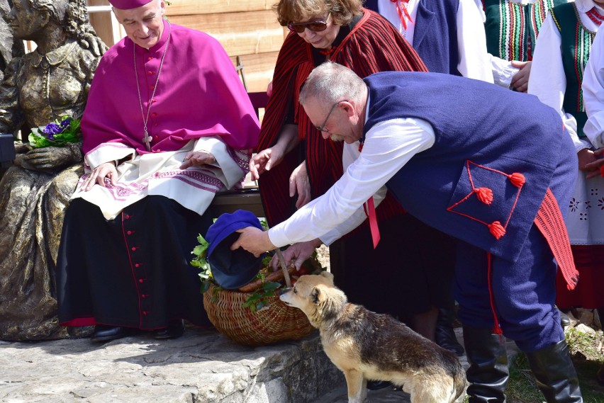 Jak pies porwał kiełbasę z wielkanocnego koszyka biskupa Mariana Florczyka. Niezwykła historia na święceniu pokarmów w Ciekotach (ZDJĘCIA)