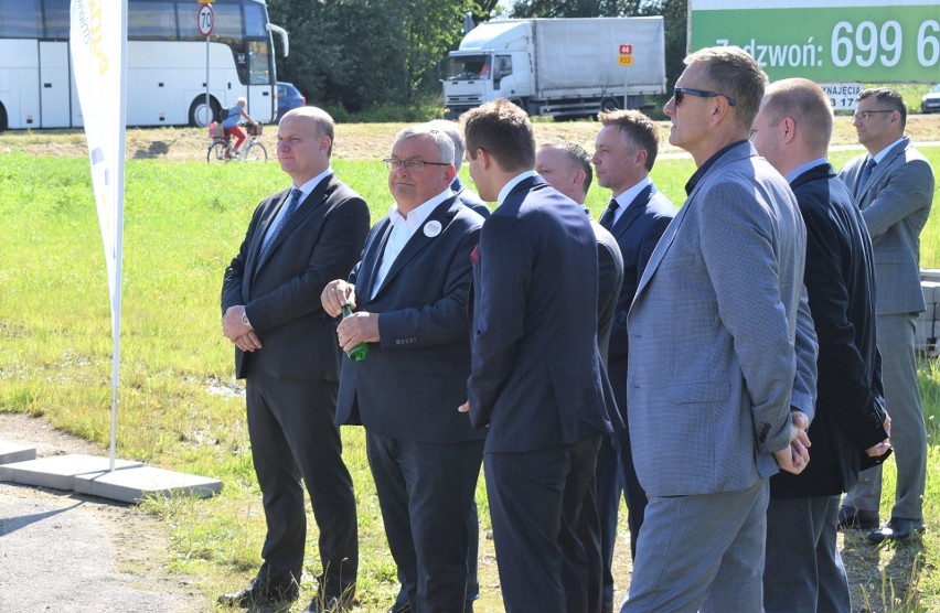 Umowa na obwodnicę Oświęcimia z polityką w tle. Na konferencji niespodziewanie zjawili się samorządowcy miasta, gminy i powiatu [ZDJĘCIA]