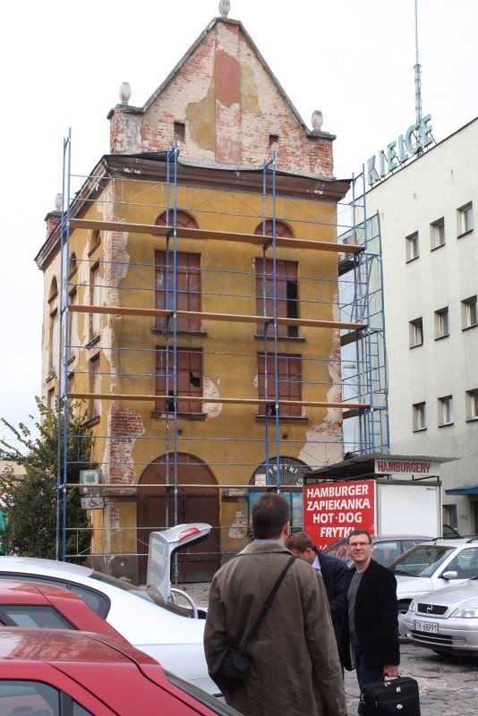 Wieżyczka stojąca między dworcem kolejowym a Pocztą Główną w Kielcach doczekała się remontu.