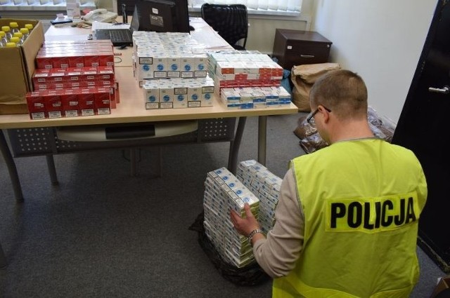 Podczas przeszukania samochodu i pomieszczeń na posesji policjanci zabezpieczyli ponad 15000 sztuk papierosów, 30 kg krajanki tytoniu oraz blisko 30 litrów spirytusu