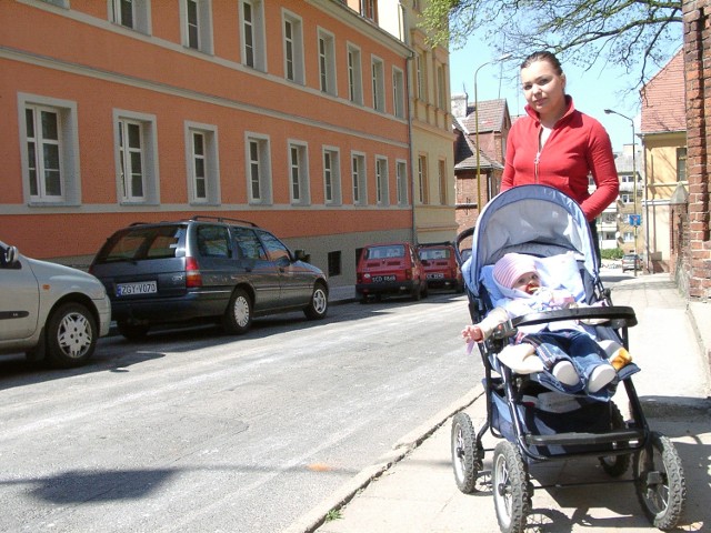 - Moim zdaniem za mało się buduje mieszkań w gminie. To straszne, że trzeba czekać w kolejce wiele lat. Mam znajomą, której mama czekała na mieszkanie prawie 20 lat! - mówi Beata Ogrodowska z Trzebiatowa, mama kilkumiesięcznej Dominiki.