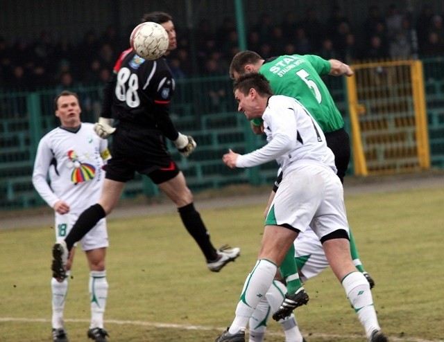Fragment meczu Stal - Pelikan rozegranego w sobotę na stadionie w Stalowej Woli.