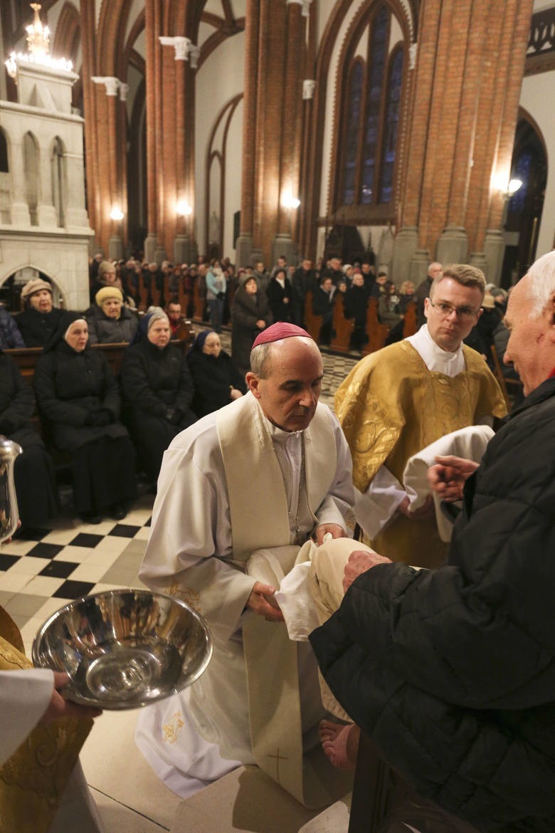 W Kościele rzymskokatolickim obrzęd umywania nóg (tzw....