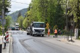 Zakopane. Drogowcy zamknęli dla kierowców najdłuższą ulicę w mieście - Drogę do Olczy. Leją asfalt 