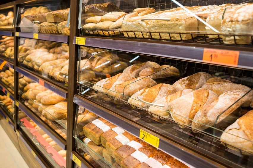 Wyliczenia dziennika Fakt wskazują, że średnio cena chleba w...