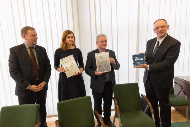 Opórcz certyfikatu Adolf Mirowski (z prawej) wręczył szefostwu Enei tabliczkę „No smog”