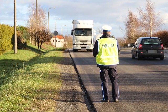 Od niespełna miesiąca  samochody o masie powyżej 7 ton mają zakaz wjazdu do centrum Nakła, chyba że za specjalnym zezwoleniem. To finał starań trwających wiele miesięcy. W tym tygodniu policjanci z referatu ruchu drogowego KPP w Nakle, w  ramach  akcji „Tranzyt”,  kontrolowali  czy kierowcy ciężarówek stosują się do nowego oznakowania i nie łamią przepisów dotyczących ograniczeń tonażowych. Flesz - Smog skraca nam życie. Jesteśmy jak palacze!