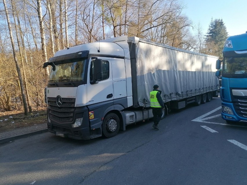 Transport używanych aut na Litwę zatrzymany. Podlascy inspektorzy stwierdzili szereg nieprawidłowości i zatrzymali ciężarówkę w Suchowoli